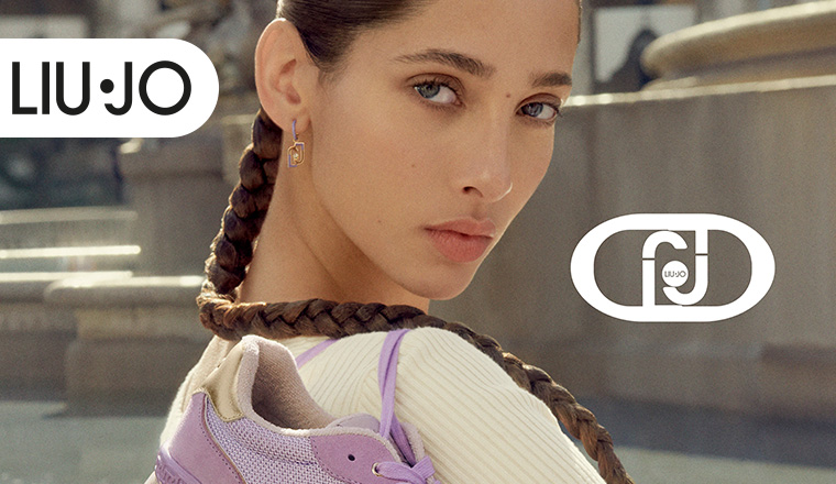 Stílusos léptek színes sneakerekben